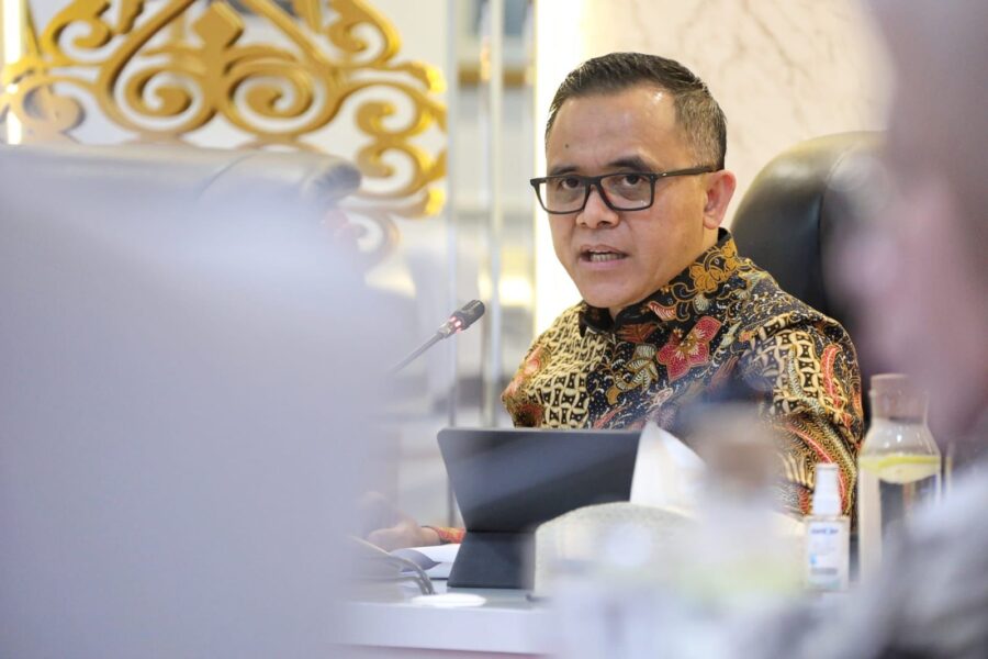 indonesian minister warns employees against online gambling