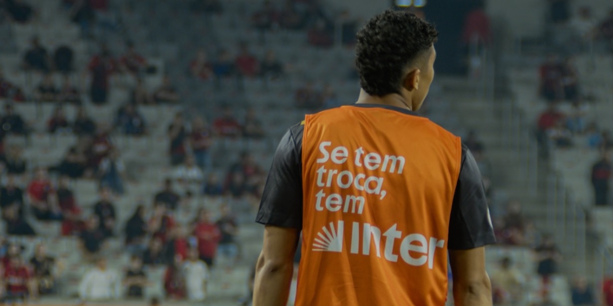 banco inter usa coletes de jogadores reservas em jogo do brasileirão para promover nova funcionalidade