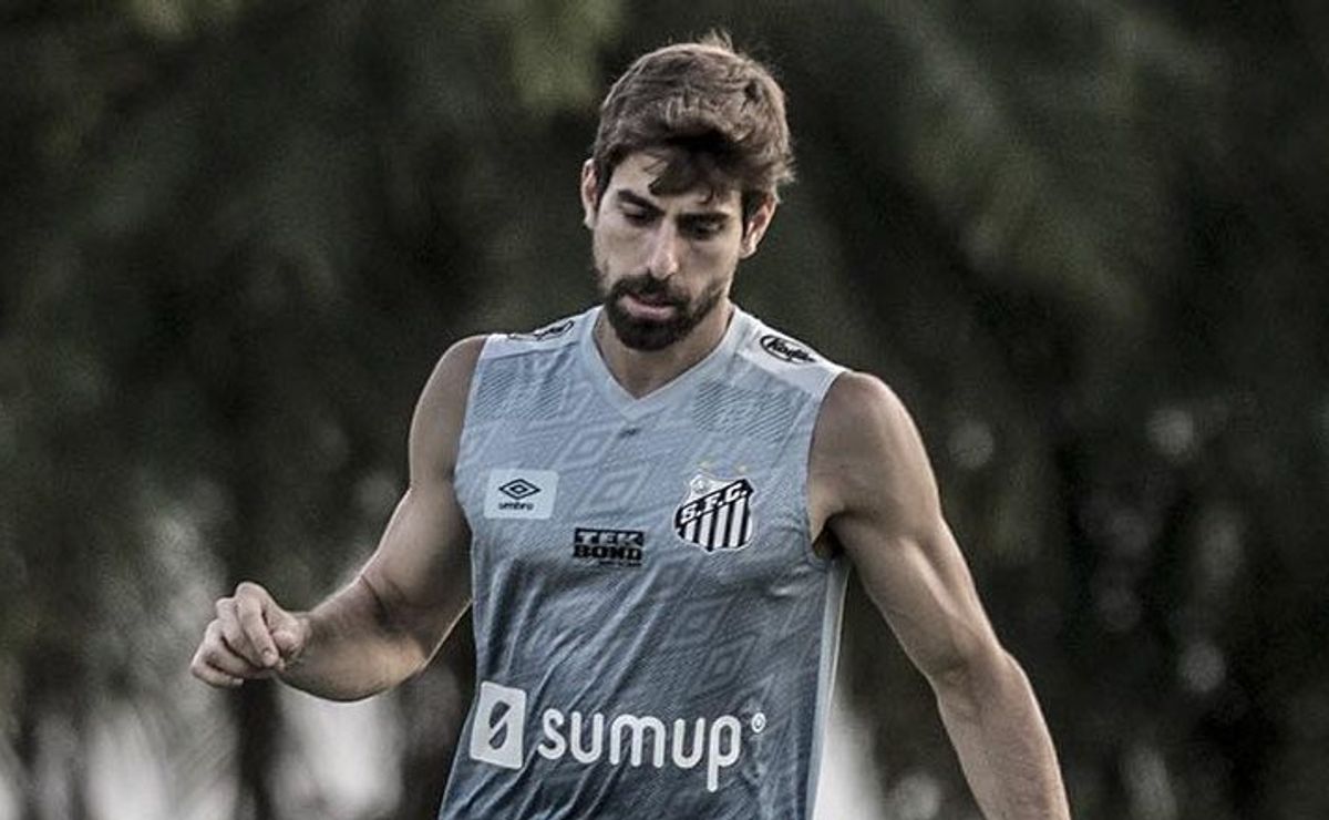 luan peres revela que está pronto para ajudar o santos a subir a série a: "falei com o carille ontem"