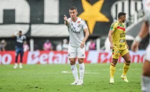 torcedor invade vestiário do santos após vitória contra o brusque e causa revolta