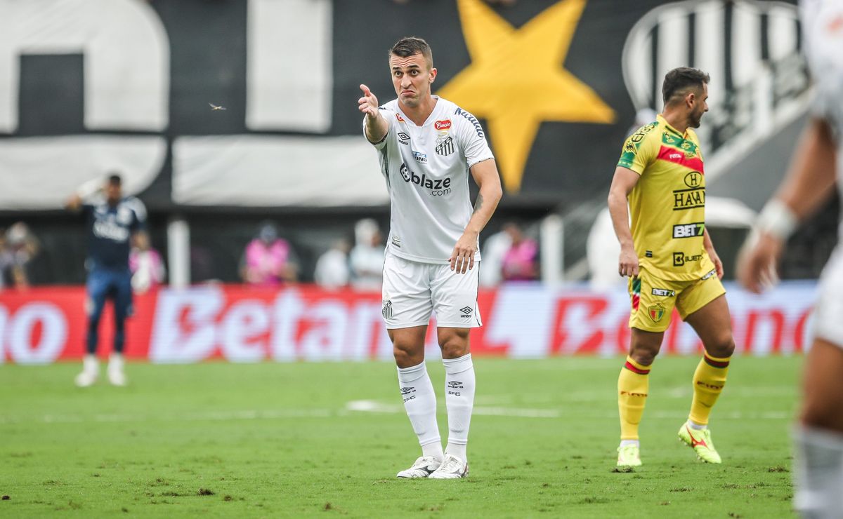 torcedor invade vestiário do santos após vitória contra o brusque e causa revolta