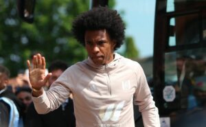 santos oferece 3 anos de contrato para willian e jogador comunica acerto com olympiakos 