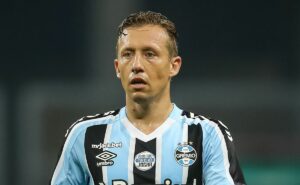 r$ 7,2 milhões: dívida do grêmio com lucas leiva vem à tona e agita bastidores