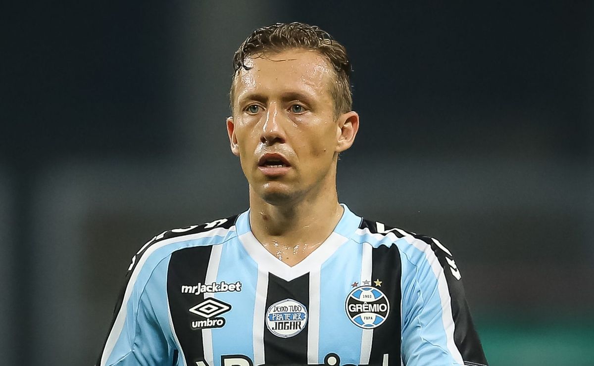 r$ 7,2 milhões: dívida do grêmio com lucas leiva vem à tona e agita bastidores