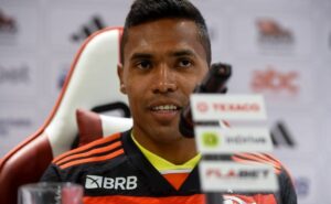 flamengo toma atitude e além de gonzalo plata, alex sandro também deve estrear contra o vasco