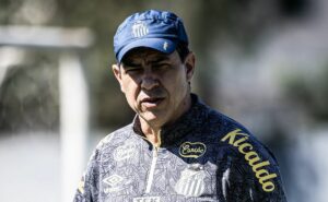 carille fica desconfiado e causa reviravolta na escalação para santos x américa mg