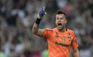 fábio, goleiro do fluminense, completa 44 anos de idade se destacando em meio a má fase do time