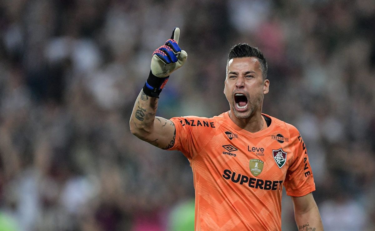 fábio, goleiro do fluminense, completa 44 anos de idade se destacando em meio a má fase do time