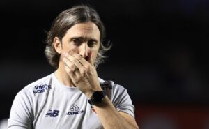 torcida se irrita com postura do são paulo após derrota e pede saída de zubeldía: “covarde”