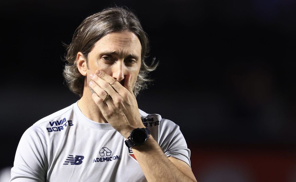 torcida se irrita com postura do são paulo após derrota e pede saída de zubeldía: “covarde”