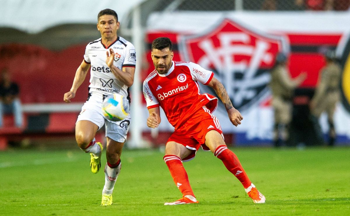 internacional bate vitória e sobe no brasileirão série a￼