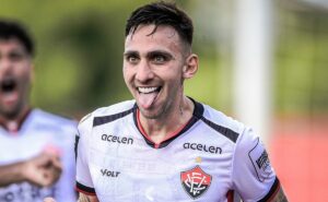 gustavo mosquito, do vitória, revela inspiração em meio campista do santos