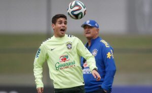 oscar confirma saída do futebol chinês em meio a interesse do internacional