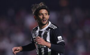 gustavo scarpa impulsona bola parada e galo já supera números de 2023