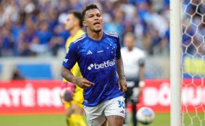 verón do cruzeiro de volta aos treinos; torcida celeste comemora