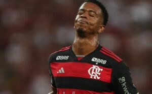 flamengo afirma que carlinhos foi alvo de racismo em jogo contra grêmio
