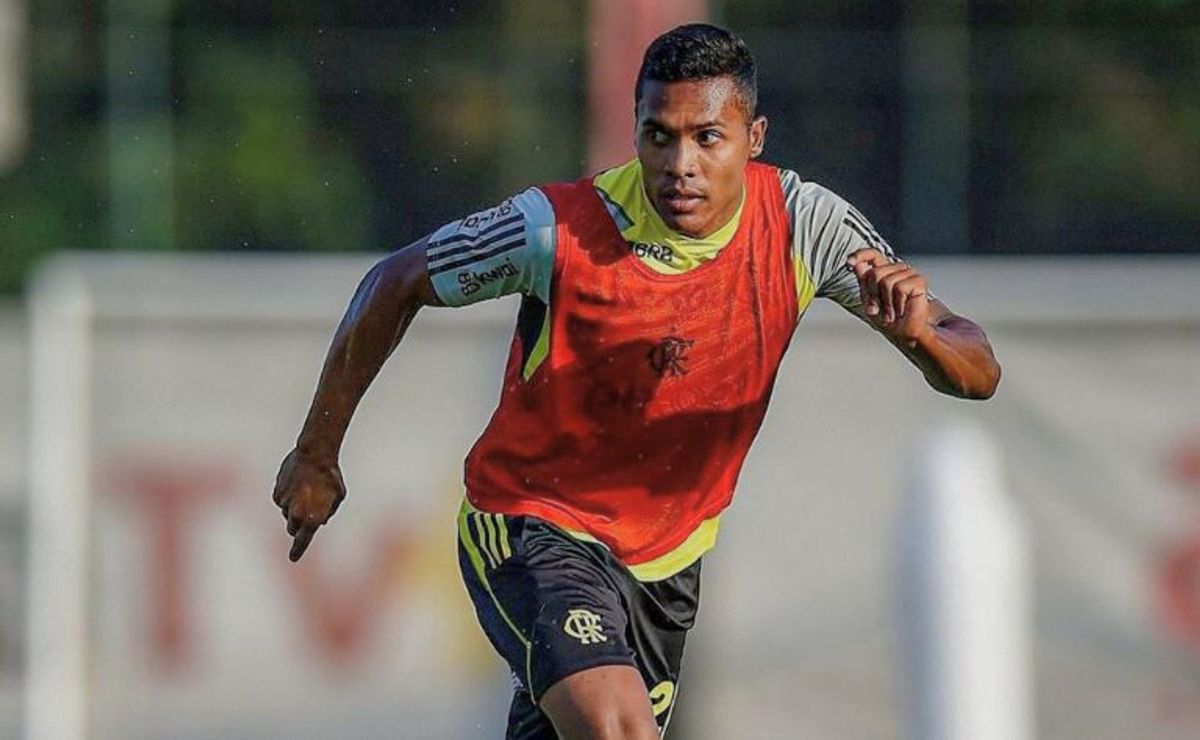 retorno de meia do flamengo e estreia de alex sandro contra o vasco divide a torcida