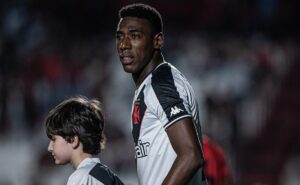 após volta ao time titular do vasco, léo recebe apoio do elenco e da diretoria