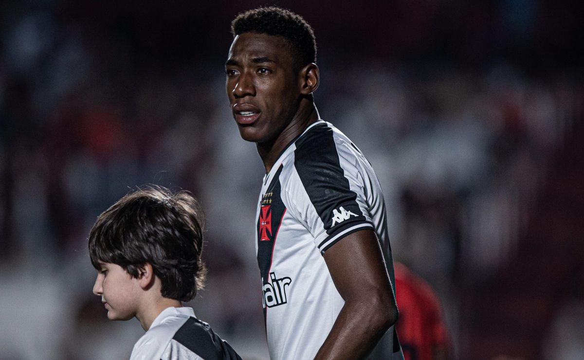 após volta ao time titular do vasco, léo recebe apoio do elenco e da diretoria