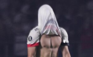 calleri perde gol incrível, se redime, mas perde primeiro pênalti e prejudica o são paulo