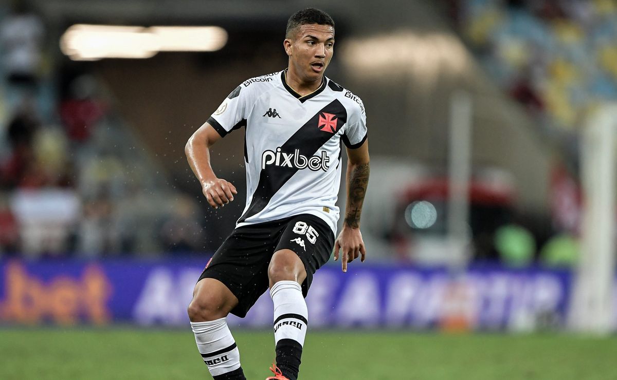 matheus carvalho é expulso em cruzeiro x vasco, e torcida critica postura do jogador