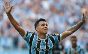cristaldo confirma negociação para renovar com o grêmio: “estamos conversando”