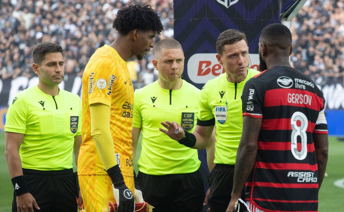 câmera flagra discussão entre hugo souza e gerson em corinthians x flamengo; veja