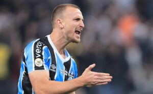 r$ 21,6 mil de multa: rodrigo ely recebe punição da conmebol e grêmio é informado