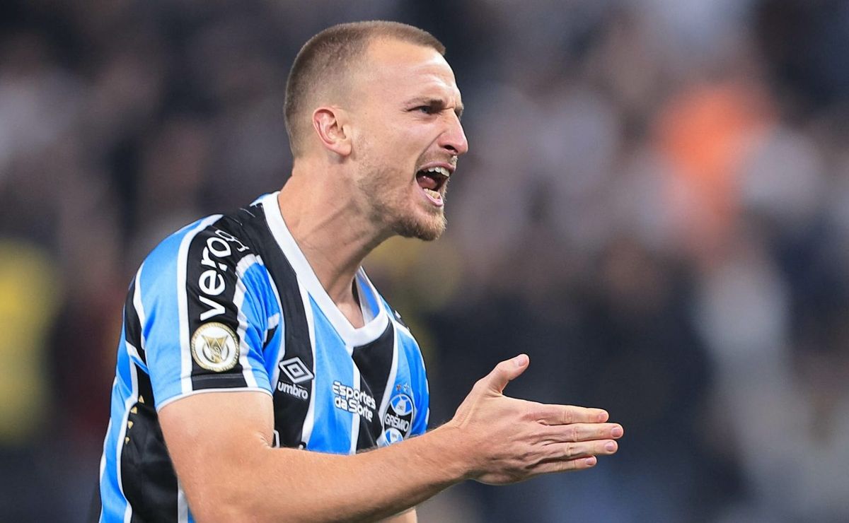 r$ 21,6 mil de multa: rodrigo ely recebe punição da conmebol e grêmio é informado