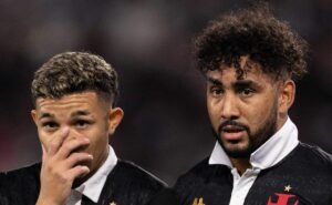 torcida do vasco dispara contra atuação de payet: "aposentado e fora de forma"