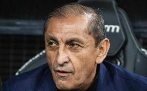 vitória contra o flamengo faz corinthians diminuir para 52% risco de queda para série b