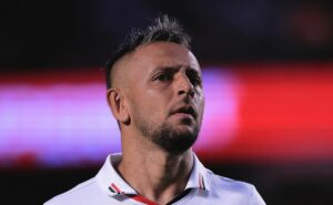rafinha lamenta gol feito por battaglia no morumbis que eliminou o são paulo da copa do brasil: "bobeira em casa"