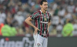 ganso e thiago santos protagonizam briga com a bola rolando em fluminense x atlético mg 