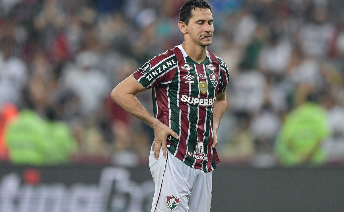 ganso e thiago santos protagonizam briga com a bola rolando em fluminense x atlético mg 