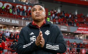 roger machado bate o martelo e define trio do internacional para sequência no brasileirão