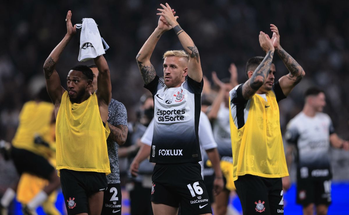 corinthians celebra vitória sobre o flamengo, mas ainda segue na berlinda