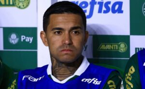 com salário de r$ 2,1 milhões e sem lesão, dudu completa um mês sem jogar no palmeiras
