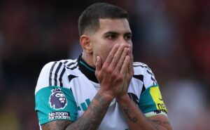 bruno guimarães tem erro grave em derrota do newcastle e torcedores questionam jogador na seleção brasileira