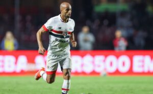 lucas moura deve jogar contra o atlético mg 48h após partida pela seleção brasileira