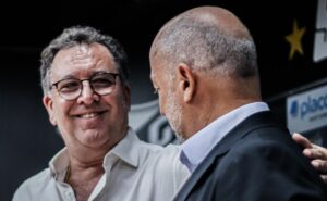 r$ 7 milhões: marcelo teixeira aguarda oferta para vender alex nascimento, do santos, ao arouca por