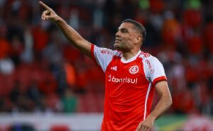 renovação de gabriel mercado no internacional tem alerta sobre média de idade elevada