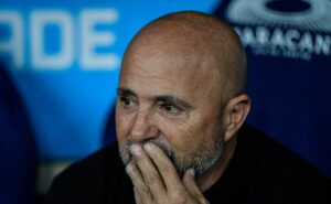 r$ 5 milhões: santos quita débitos com sampaoli e quer argentino para 2025
