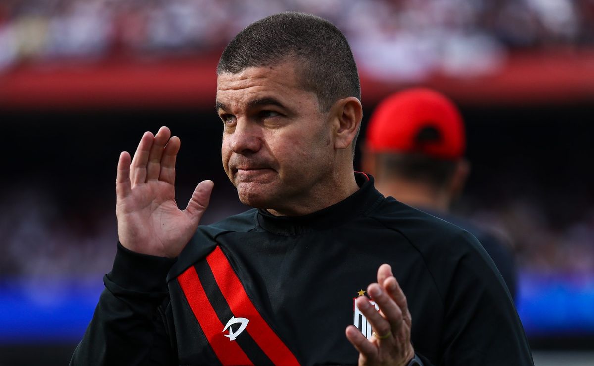 umberto louzer, do atlético go, faz revelação sobre o corinthians e cita memphis depay