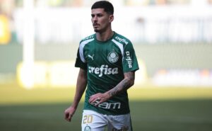 elenco do palmeiras volta aos treinos e torcida ironiza aparição de rômulo