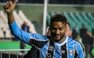 após renovação de reinaldo, grêmio quer fechar com super lateral esquerdo para 2025