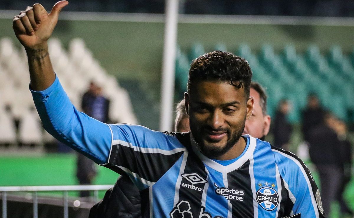 após renovação de reinaldo, grêmio quer fechar com super lateral esquerdo para 2025