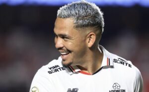 luciano tem reviravolta no são paulo e volta ao time titular de zubeldía 