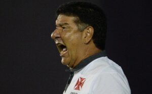 joel santana humilha gringo do vasco e reprova payet: "não vai dar pra você, não"