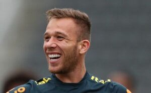 r$ 2,5 milhões/mês: corinthians pode contratar arthur se cumprir exigência da juventus