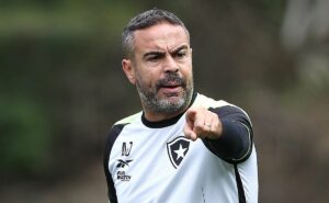 r$ 1,7 milhão: artur jorge ajuda e botafogo fecha contratação de defensor com super salário